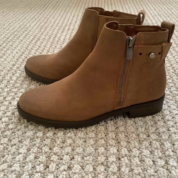 New Clarks Brown Ankle Boots - Picture 3 of 13